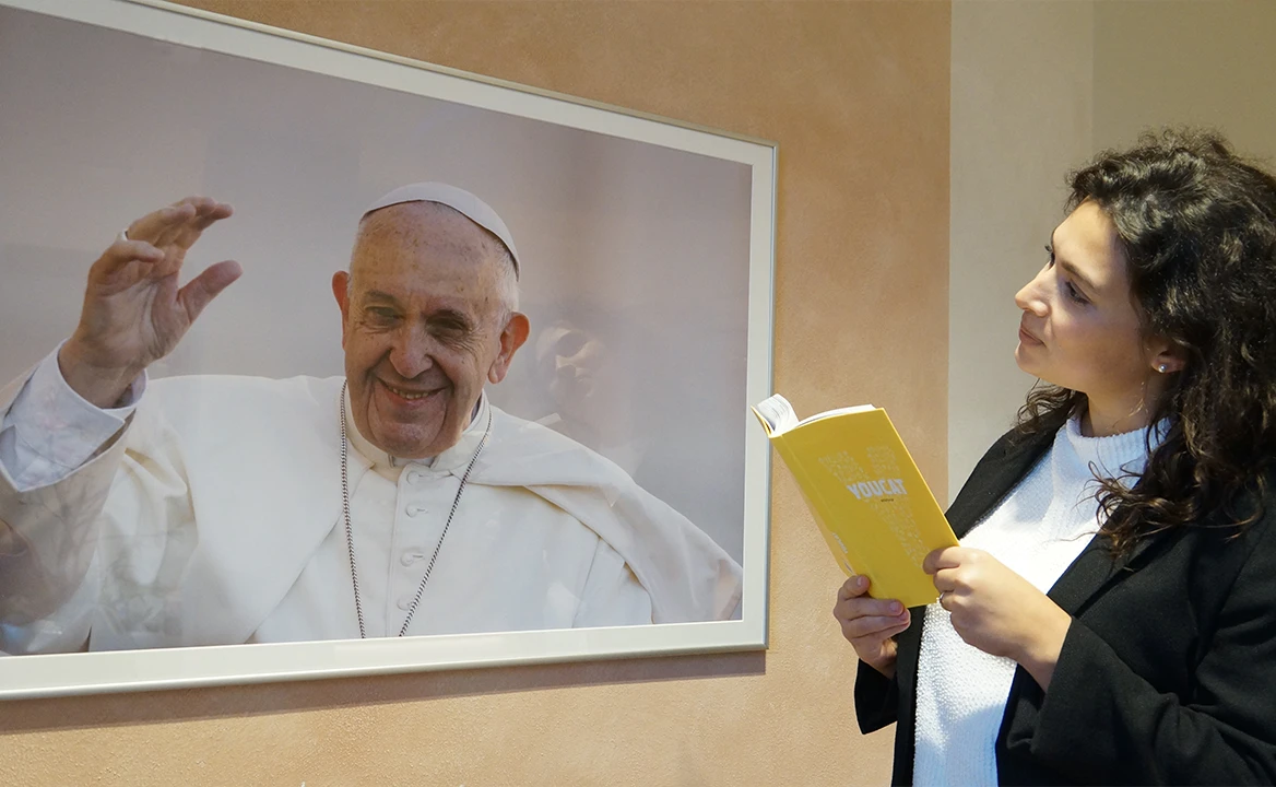 pope_francis_writes_foreword_mobile